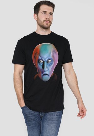 Schwarzes Baumwoll-T-Shirt mit einem großen, bunten Alien-Gesichtsgrafik in Blau- und Grüntönen, zentriert auf der Brust.