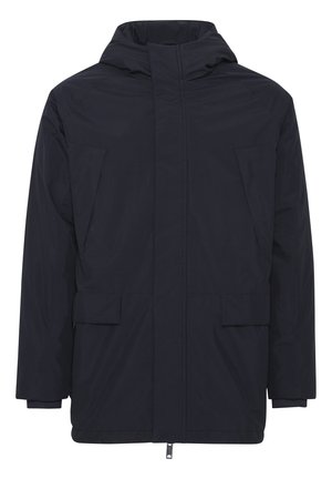 Marinblå vattentät jacka med huva, framzipper och två stora fällfickor. Slät textur, något lös passform, minimalistisk design.
