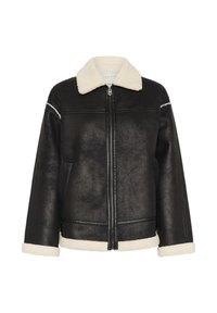 Chaqueta de cuero sintético negra con un cuello y puños de borreguillo color crema. Presenta un cierre frontal con cremallera y detalles de costura mínimos.
