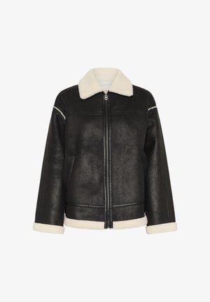 Schwarze Kunstlederjacke mit einem cremefarbenen Schafslederkragen und -manschetten. Verfügt über einen Frontreißverschluss und minimale Nähdetails.