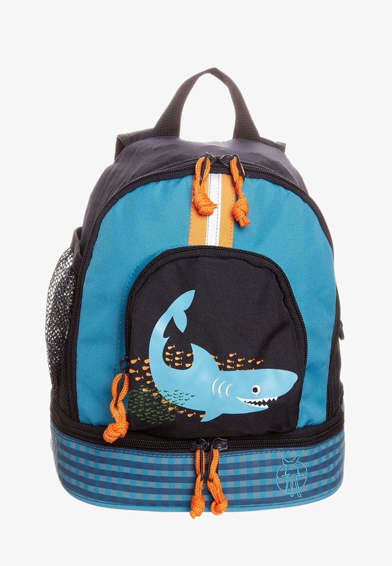 Sac à dos en tissu durable avec un design de requin bleu, des tirettes de fermeture éclair orange, des poches latérales en mesh et un motif de base à carreaux.