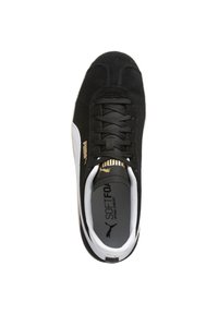 Schwarze Wildleder-Sneaker mit weißen Akzenten, goldenem Logo auf der Zunge und schwarzen Schnürsenkeln. Texturierte Sohle für Traktion und Unterstützung.