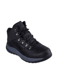 Zapato de senderismo impermeable negro de caña alta con cuero texturizado, ojales de metal, cordones resistentes y suela de goma para tracción.