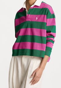 Langarm-Polohemd mit dicken horizontalen Streifen in Pink und Grün, einem weißen Kragen und einem kleinen Logo auf der Brust.