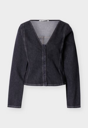 Veste courte en denim foncé avec manches longues, col en V et fermeture boutonnée sur le devant. Présente des surpiqûres contrastantes et une coupe ajustée.