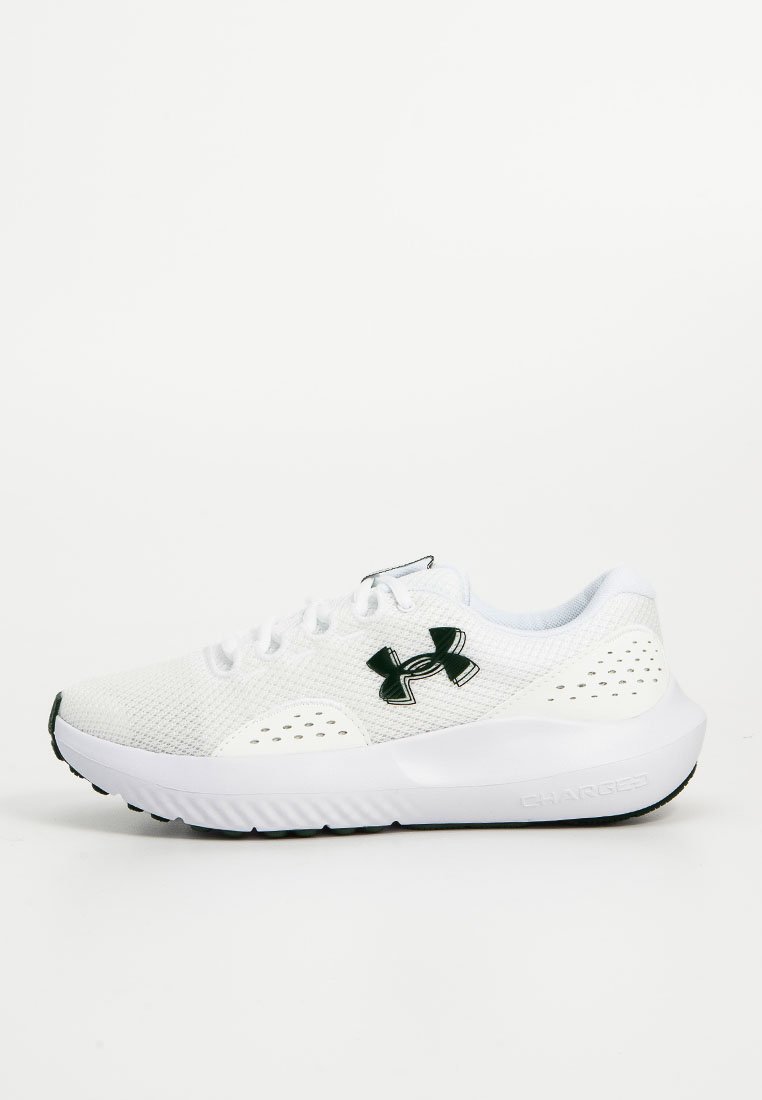 Zapatillas deportivas blancas con una parte superior de malla transpirable, acentos negros, suela acolchada y diseño perforado para ventilación.