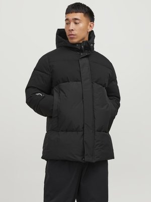 Schwarze, gepolsterte Winterjacke mit Kapuze, ausgestattet mit einem Reißverschluss auf der Vorderseite, großen, gesteppten Abschnitten und seitlichen Taschen. Glatte Textur, minimalistisches Design.