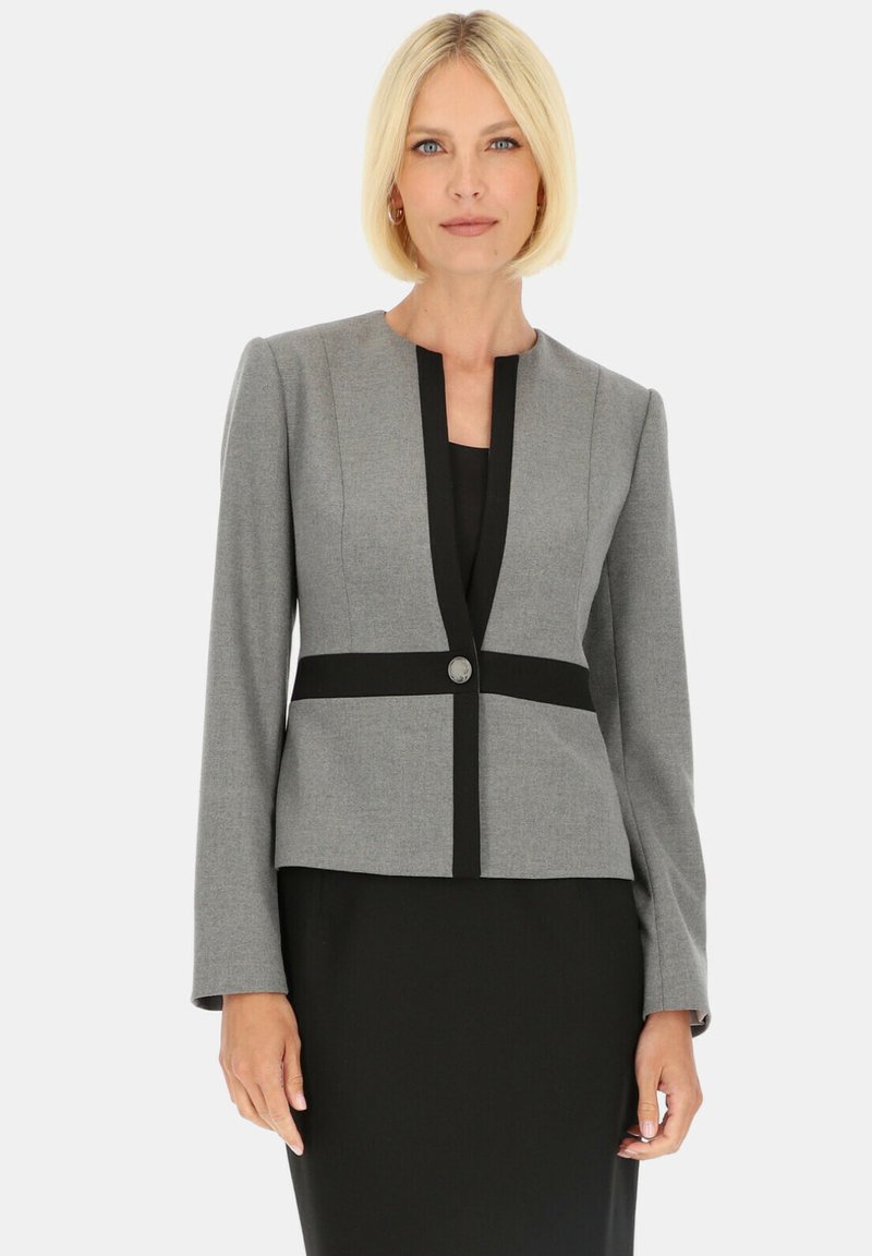 Szary, dopasowany żakiet z długimi rękawami i czarnymi akcentami, z okrągłym zapięciem na guziki oraz elegancką, usztywnioną formą.