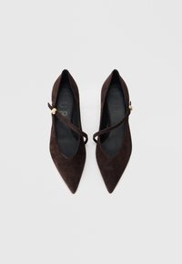 Καφέ καστόρινες γόβες με ψηλό τακούνι και μυτερό σχήμα, με λεπτό λουράκι στον αστράγαλο και χρυσή διακοσμητική λεπτομέρεια. Υφή με ανάγλυφη επιφάνεια, κομψός σχεδιασμός.