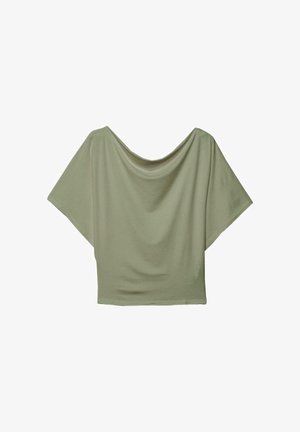 Hellgrüne Bluse mit weitem Ärmel, drapiertem Ausschnitt und lockerem Sitz, präsentiert vor weißem Hintergrund.