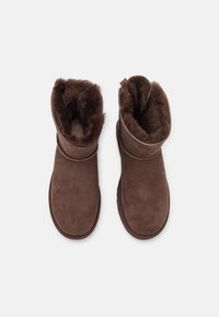 UGG MINI BAILEY BOW II - Zimné čižmy - burnt cedar