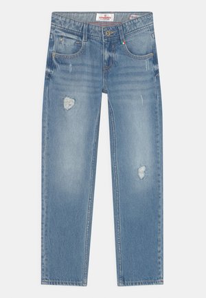 Jean en denim bleu clair avec une coupe droite, des détails usés, cinq poches et une fermeture par bouton. Couture simple avec une étiquette de marque visible.
