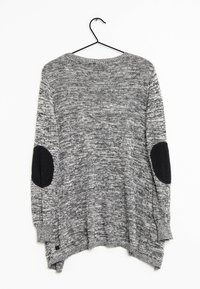 Maglione lavorato a maglia grigio e nero con una vestibilità ampia, dotato di toppe nere sui gomiti, scollatura rotonda e spacchi laterali all'orlo.