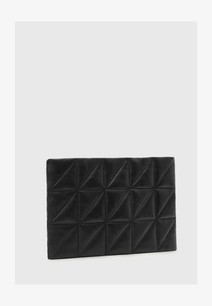 Fekete bőr kézitáska, steppelt, háromszögmintás dizájnnal. Simább textúra, téglalap alakú, látható fém alkatrészek nélkül.