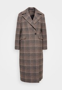 Langbruin geruit wollen jas met brede revers, enkele zwarte knoopsluiting en klepzakken op een witte achtergrond.