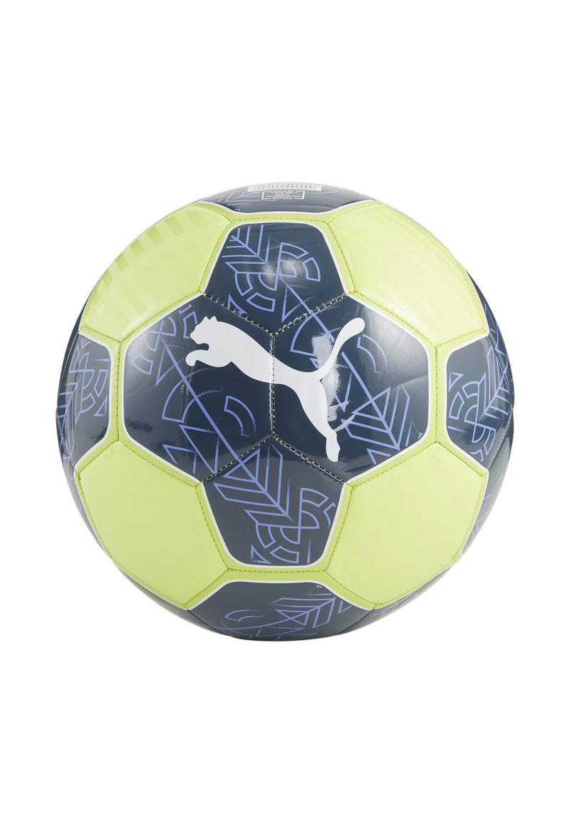 Puma futbola bumba melnā un neona dzeltenā krāsā, ar sešstūra paneļiem, kas veido ģeometrisku rakstu, un ar balto Puma logotipu izcelti.