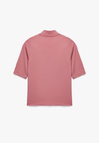 Kortærmet mauve polo-shirt med høj krave og glat overflade. Med en afslappet pasform og ingen synlige mønstre eller detaljer.