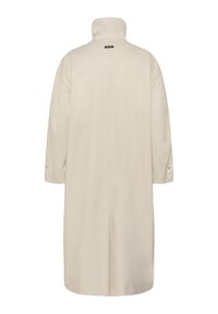 Gars, bēšs mētelis ar augstu apkakli, garām piedurknēm, pogām aizpogājamiem aprocēm un nelielu melnu etiķeti pie kakla aizmugurē.