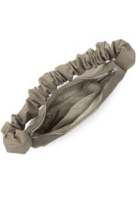Borsa a mano khaki con manico in tessuto arricciato, chiusura a zip e fodera interna con un delicato motivo del logo. Texture liscia.