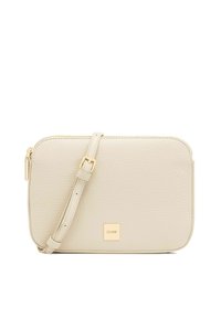 Beżowa skórzana torba crossbody z zamknięciem na zamek, regulowanym paskiem i małym złotym kwadratowym logo z przodu. Gładka faktura i prostokątny kształt.