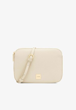 Beżowa skórzana torba crossbody z zamknięciem na zamek, regulowanym paskiem i małym złotym kwadratowym logo z przodu. Gładka faktura i prostokątny kształt.