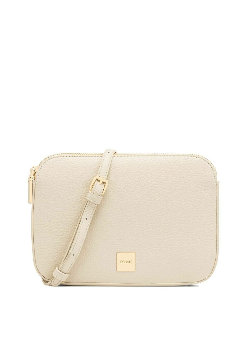 Beżowa skórzana torba crossbody z zamknięciem na zamek, regulowanym paskiem i małym złotym kwadratowym logo z przodu. Gładka faktura i prostokątny kształt.