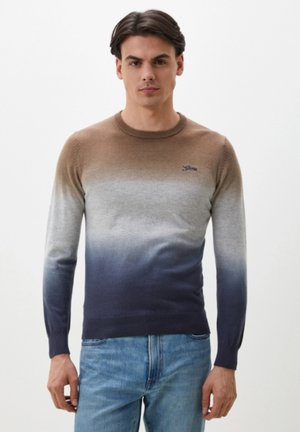 Maglione a maglia ombré che sfuma da un marrone chiaro a un grigio fino a un blu navy, colletto rotondo, maniche lunghe e un piccolo logo sul petto.