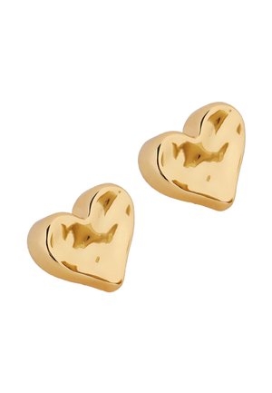 Paar glänzende goldene Ohrstecker in Herzform mit glatten Oberflächen auf weißem Hintergrund.