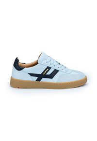 Hellblaue Sneaker mit marinefarbenen Akzenten, aus Wildleder und Leder, runder Zehenbereich, Gummisohle und kontrastierenden Schnürsenkeln mit einem Logo.