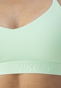 Nike Performance INDY BRA - Sportmelltartó könnyű sportoláshoz - vapor green
