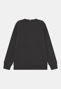 Czarna bluza typu crewneck z długimi rękawami, ściągaczami przy mankietach i u dołu, oraz małym detalem w postaci czerwonej, białej i niebieskiej belki na tylnym kołnierzu.