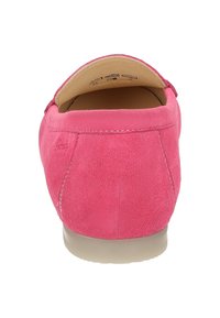 Rosa Wildlederschuh mit rundem Zehenbereich und einer niedrigen, beigen Gummisohle. Verfügt über ein glattes Innenfutter und dezente Nähte.