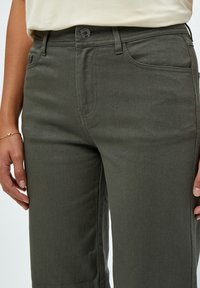 Desires DEFLORENCE FIVEPOCKET - Široké džíny - beluga green