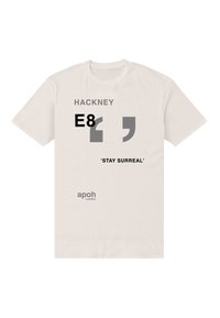 Bílý bavlněný tričko s výrazným černým textem: "HACKNEY," "E8," a "'STAY SURREAL'" se šedými uvozovkami a brandingem "apoh London."