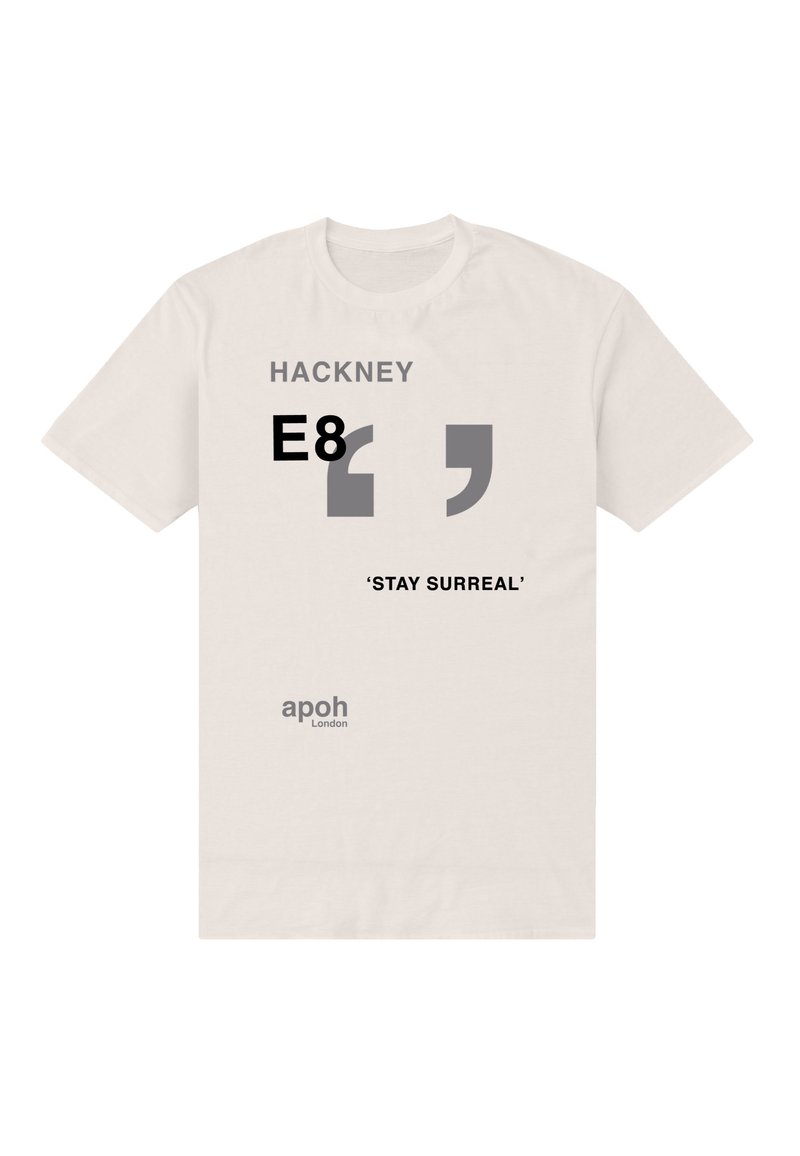 Bílý bavlněný tričko s výrazným černým textem: "HACKNEY," "E8," a "'STAY SURREAL'" se šedými uvozovkami a brandingem "apoh London."