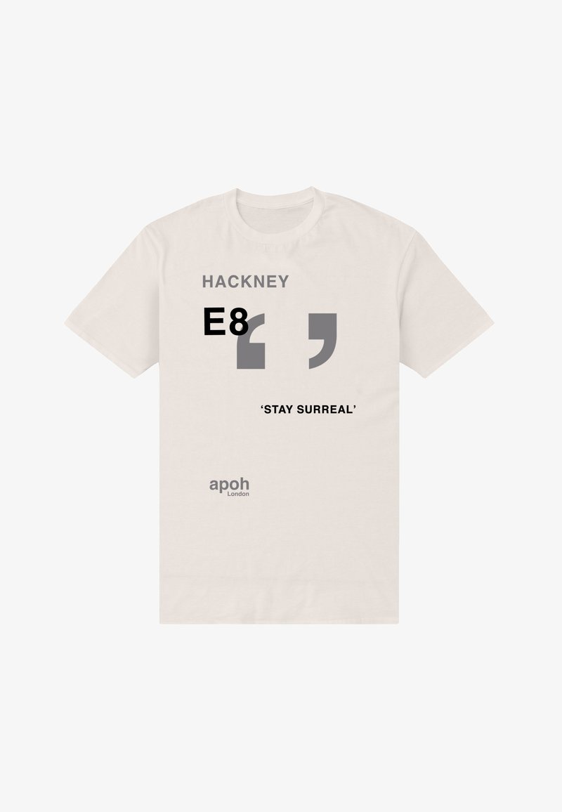 Bílý bavlněný tričko s výrazným černým textem: "HACKNEY," "E8," a "'STAY SURREAL'" se šedými uvozovkami a brandingem "apoh London."