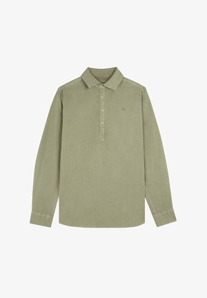 Olijfgroene polo met lange mouwen, voorzien van een puntige kraag, een vijfknopensluiting en een subtiel logo op de borst in dezelfde kleur.