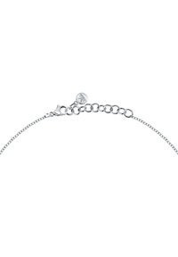 Bracciale in argento con chiusura a moschettone, lunghezza regolabile e un piccolo ciondolo con un emblema a foglia. Superficie liscia e lucidata.