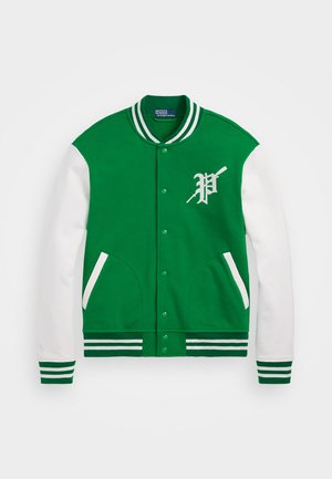 Chaqueta varsity verde con mangas blancas, cuello de canalé verde y bolsillos. Presenta un logo "P" blanco y puños y dobladillo a rayas.