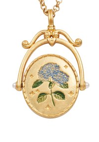 Kulloon kaelakee omaduseks on ovaalne ripats, millel on helesinine hüdrangea muster, ümbritsetud väikeste kuldsete tähtedega ja kaunistatud pärlitega.