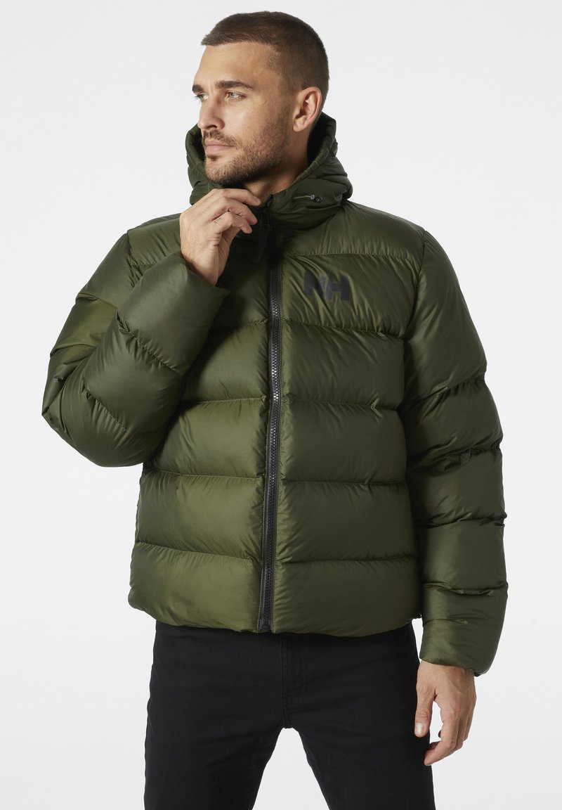 Chaqueta verde acolchada con cierre de cremallera, capucha ajustable y un logotipo sutil. Cuenta con un diseño acolchado y una tela suave y brillante.