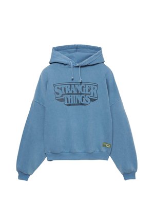 Hanorac cu glugă albastru, confecționat dintr-un material moale, cu un logo mare, negru "STRANGER THINGS" pe față și cu manșete și tiv striate.
