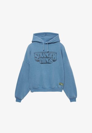 Hanorac cu glugă albastru, confecționat dintr-un material moale, cu un logo mare, negru "STRANGER THINGS" pe față și cu manșete și tiv striate.