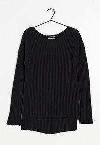 Schwarzer Strickpullover mit einem lockeren, weiten Ausschnitt, langen Ärmeln und einem strukturierten Muster. Hat einen längeren hinteren Saum mit leichten Seitenschlitzen.
