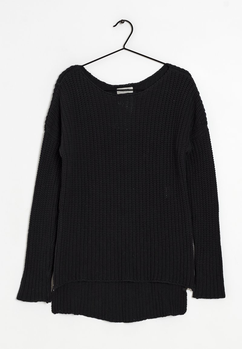 Černý pletený svetr s volným, širokým výstřihem, dlouhými rukávy a texturovaným vzorem. Má delší zadní lem s mírnými bočními rozparky.