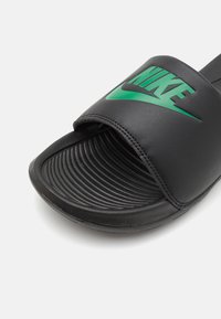 Nike Sportswear VICTORI ONE SLIDE UNISEX - Pantoletai - black/malachite