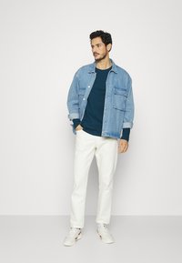 Tommy Hilfiger LOGO LONG SLEEVE TEE - Camisola de manga comprida - dark lakeside