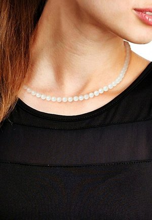 KELLY NECKLACE CULTURED PEARL 6-7 MM WHITE GOLD 375/1000 AAA+ - Collier - blanc nacré