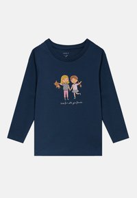 Camisa de manga longa azul-marinho feita de algodão. Apresenta duas raparigas em cartoon a segurar as mãos com um urso de peluche, com o texto "Divirta-se com os seus amigos."