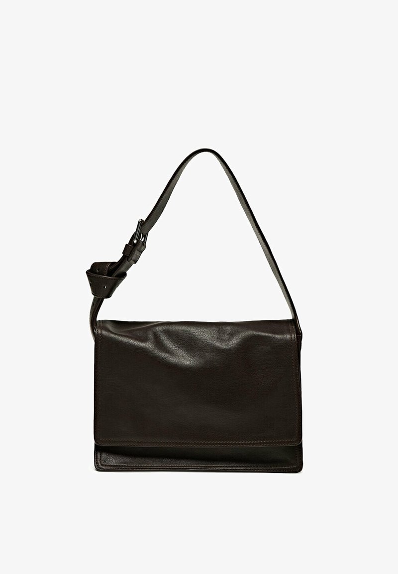 Brun læder messenger taske med en aftagelig rem, der har en slank, glat overflade og et minimalistisk design. Ingen synlige logoer eller mønstre.